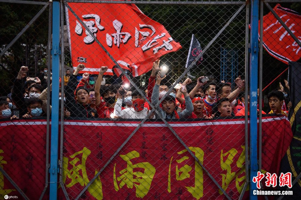 最新曝光的概念海报中，两位主角身处神秘梦幻的海底世界，周围的六个小人和海洋生物齐齐看向主角们，共同见证这对璧人的幸福时刻
